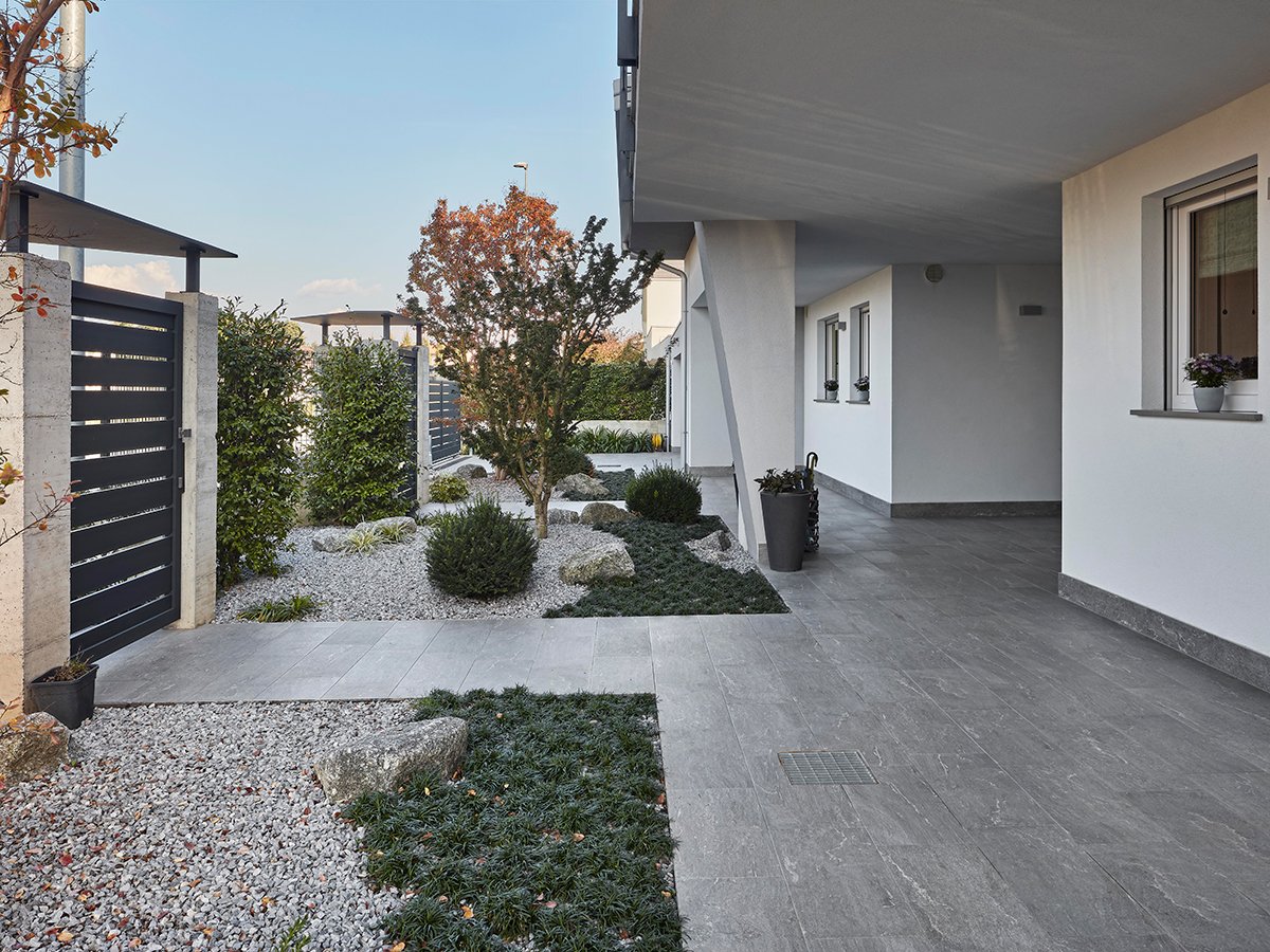 Villa-bifamiliare-Lazzate-portico-ingresso