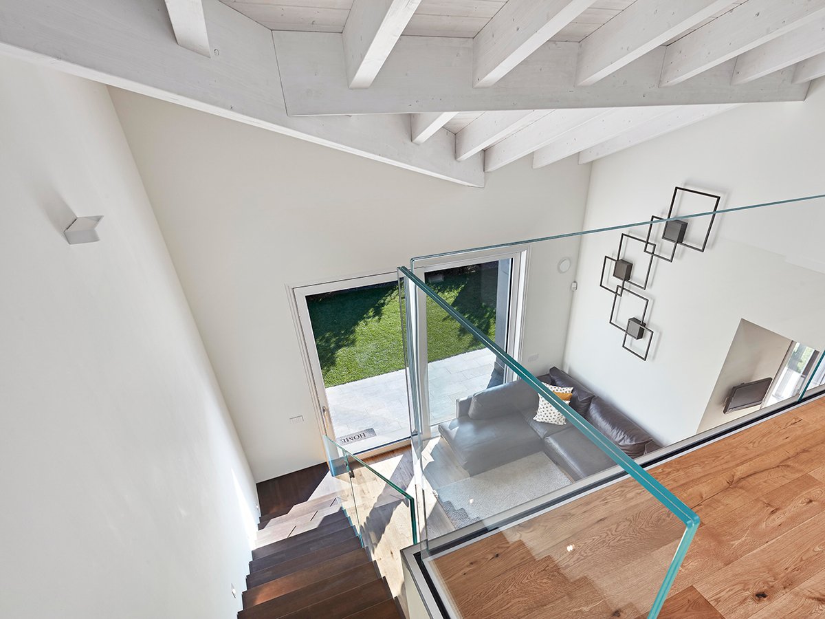 Villa-bifamiliare-Lazzate-soffitti-travi