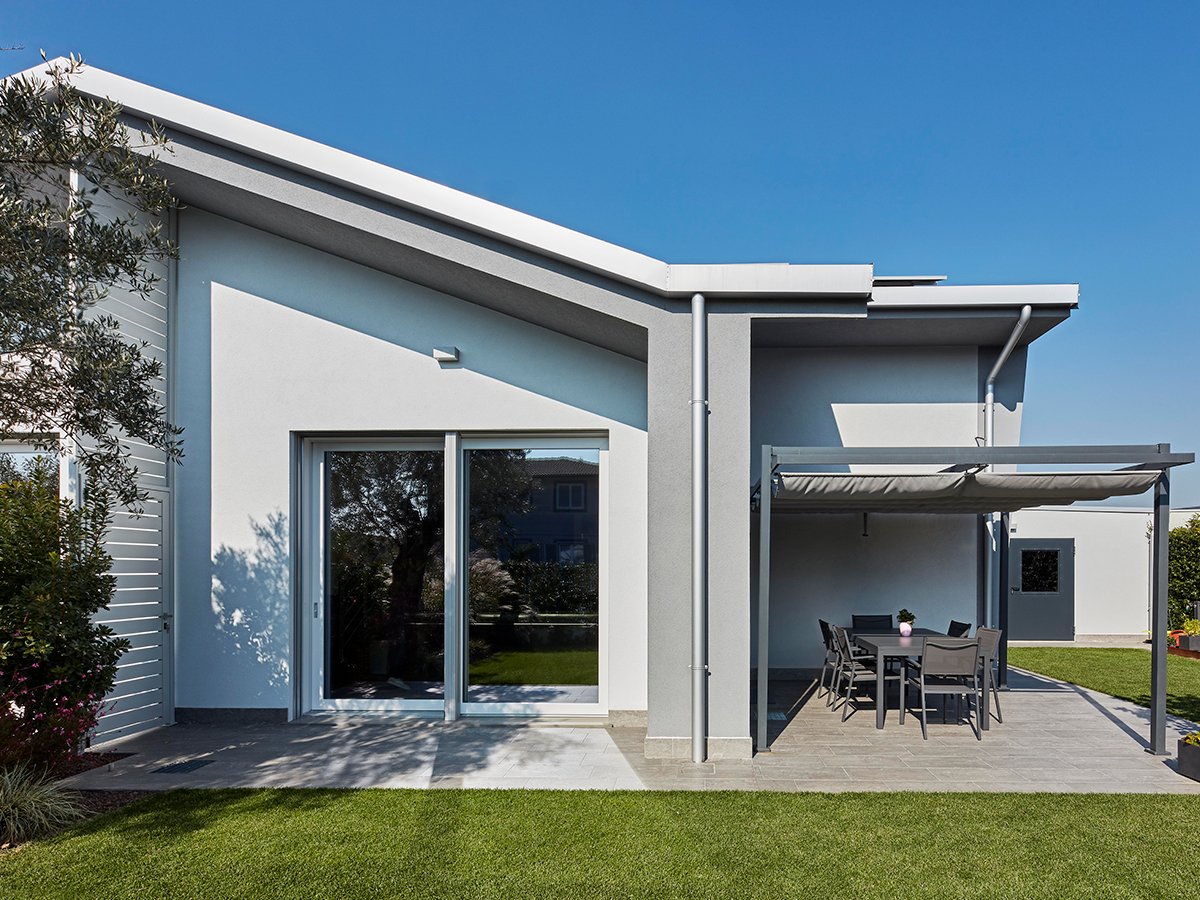 villa-bifamiliare-Lazzate-portico-esterno