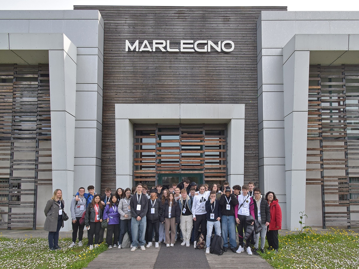 Foto di gruppo presso la sede di Marlegno a Bolgare