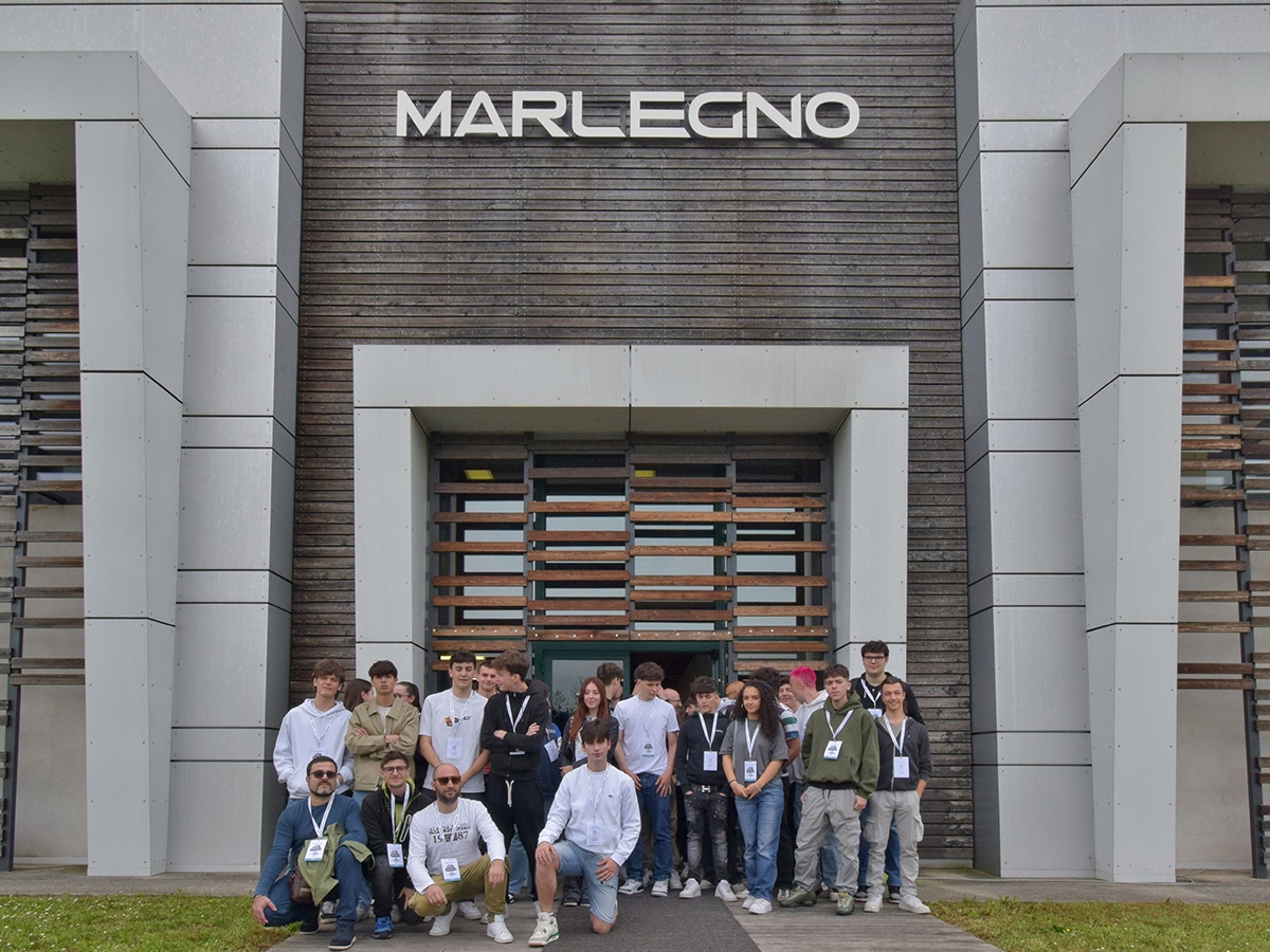 Foto di gruppo presso la sede di Marlegno a Bolgare